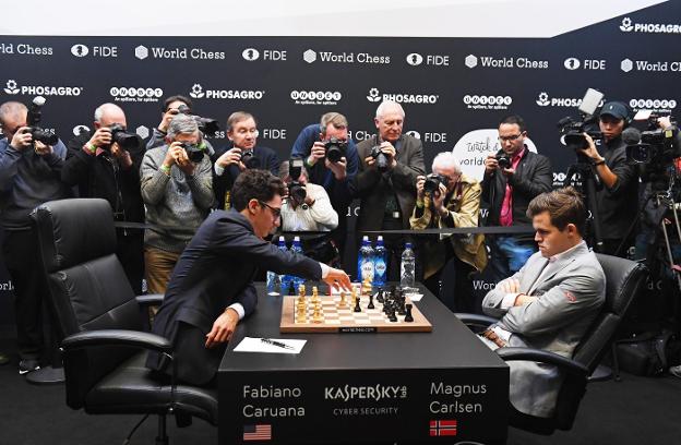 Carlsen (derecha) observa el movimiento de Caruana en la final del Campeonato del Mundo. :: reuters