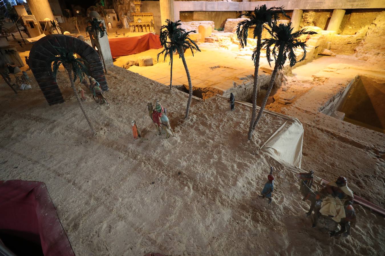 Hasta el próximo 6 de enero se puede visitar, en el Centro Cultural Alcazaba, el Belén Municipal que ha realizado, como todos los años, la asociación Belenistas de Mérida. Se inauguró ayer de forma oficial por su presidente, Ángel de las Heras, acto al que asistieron los concejales Carmen Yáñez, Pedro Blas Vadillo y Ana Aragoneses. El Belén se podrá visitar de lunes a viernes de 8 a 15 horas y de 17 a 20 horas. También los sábados, domingos y festivos, en horario de 17.30 a 20.30 horas. Consta de 240 figuras distribuidas en unos 170 metros cuadrados y está lleno de detalles y de escenas muy cuidadas.