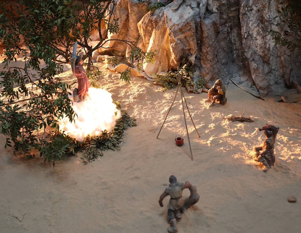 Hasta el próximo 6 de enero se puede visitar, en el Centro Cultural Alcazaba, el Belén Municipal que ha realizado, como todos los años, la asociación Belenistas de Mérida. Se inauguró ayer de forma oficial por su presidente, Ángel de las Heras, acto al que asistieron los concejales Carmen Yáñez, Pedro Blas Vadillo y Ana Aragoneses. El Belén se podrá visitar de lunes a viernes de 8 a 15 horas y de 17 a 20 horas. También los sábados, domingos y festivos, en horario de 17.30 a 20.30 horas. Consta de 240 figuras distribuidas en unos 170 metros cuadrados y está lleno de detalles y de escenas muy cuidadas.