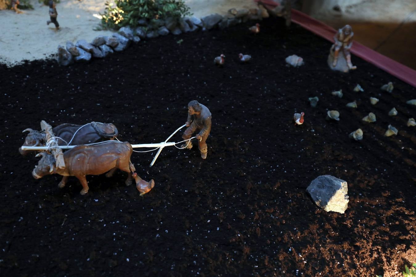 Hasta el próximo 6 de enero se puede visitar, en el Centro Cultural Alcazaba, el Belén Municipal que ha realizado, como todos los años, la asociación Belenistas de Mérida. Se inauguró ayer de forma oficial por su presidente, Ángel de las Heras, acto al que asistieron los concejales Carmen Yáñez, Pedro Blas Vadillo y Ana Aragoneses. El Belén se podrá visitar de lunes a viernes de 8 a 15 horas y de 17 a 20 horas. También los sábados, domingos y festivos, en horario de 17.30 a 20.30 horas. Consta de 240 figuras distribuidas en unos 170 metros cuadrados y está lleno de detalles y de escenas muy cuidadas.