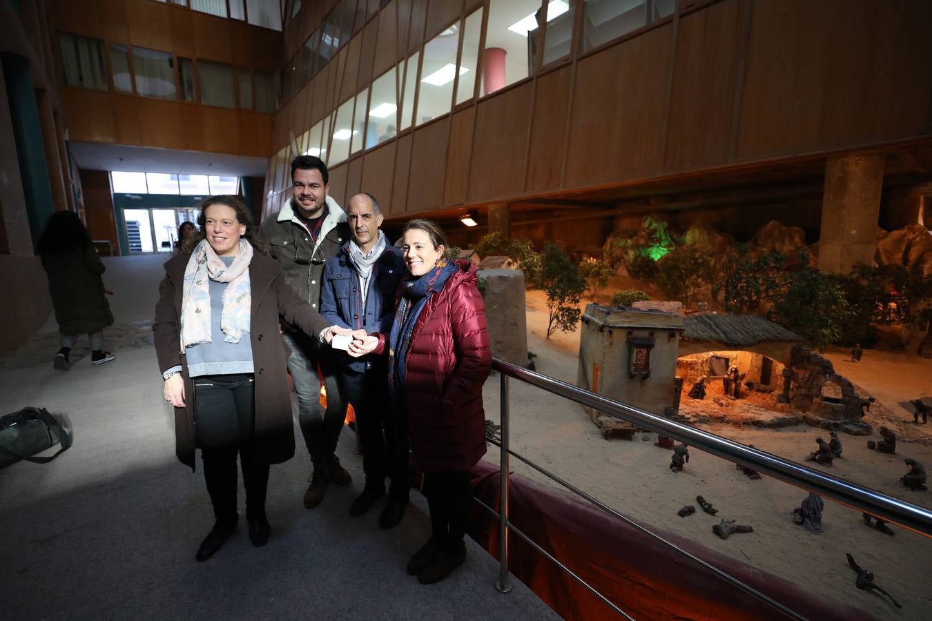 Hasta el próximo 6 de enero se puede visitar, en el Centro Cultural Alcazaba, el Belén Municipal que ha realizado, como todos los años, la asociación Belenistas de Mérida. Se inauguró ayer de forma oficial por su presidente, Ángel de las Heras, acto al que asistieron los concejales Carmen Yáñez, Pedro Blas Vadillo y Ana Aragoneses. El Belén se podrá visitar de lunes a viernes de 8 a 15 horas y de 17 a 20 horas. También los sábados, domingos y festivos, en horario de 17.30 a 20.30 horas. Consta de 240 figuras distribuidas en unos 170 metros cuadrados y está lleno de detalles y de escenas muy cuidadas.