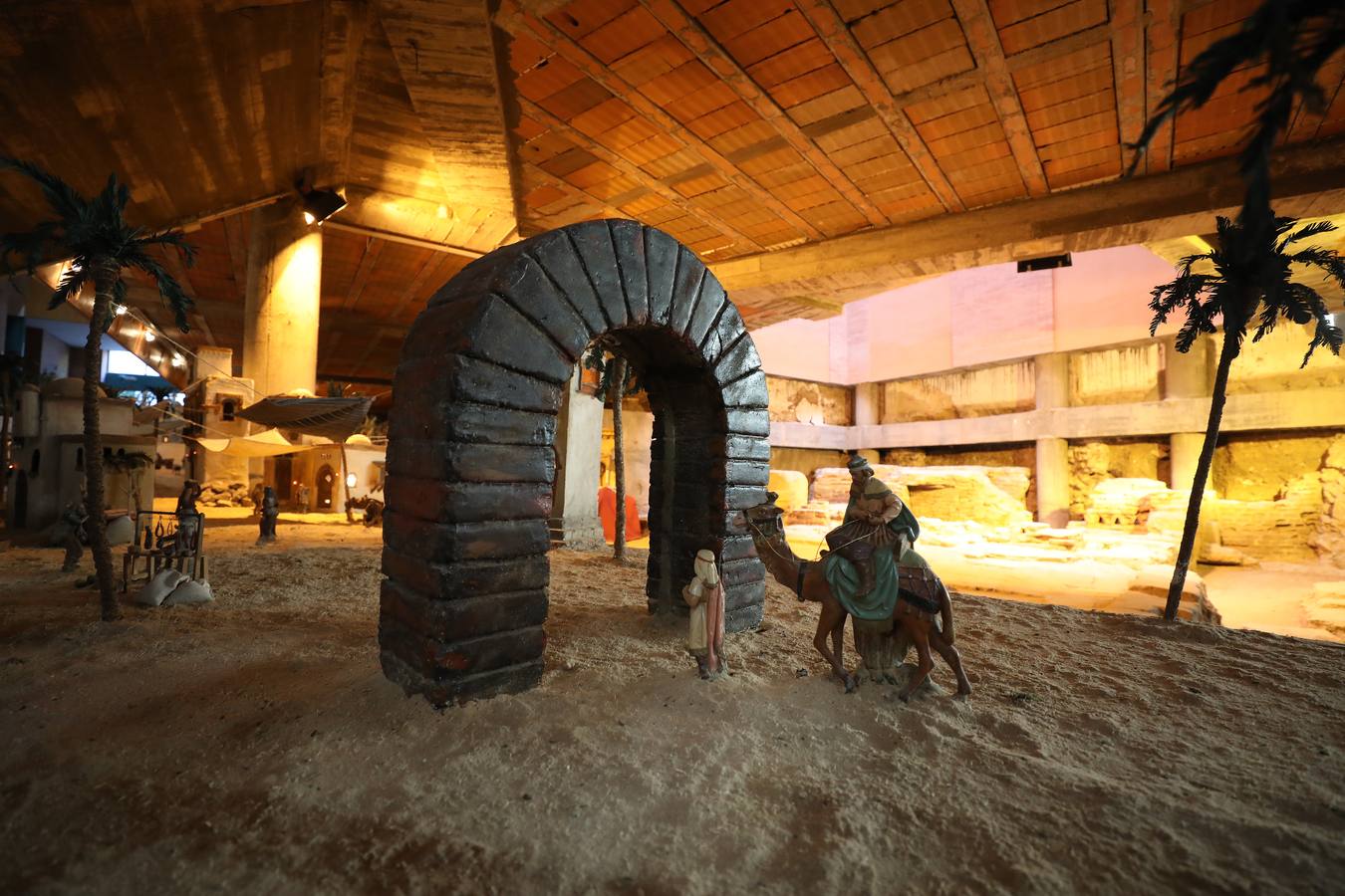 Hasta el próximo 6 de enero se puede visitar, en el Centro Cultural Alcazaba, el Belén Municipal que ha realizado, como todos los años, la asociación Belenistas de Mérida. Se inauguró ayer de forma oficial por su presidente, Ángel de las Heras, acto al que asistieron los concejales Carmen Yáñez, Pedro Blas Vadillo y Ana Aragoneses. El Belén se podrá visitar de lunes a viernes de 8 a 15 horas y de 17 a 20 horas. También los sábados, domingos y festivos, en horario de 17.30 a 20.30 horas. Consta de 240 figuras distribuidas en unos 170 metros cuadrados y está lleno de detalles y de escenas muy cuidadas.