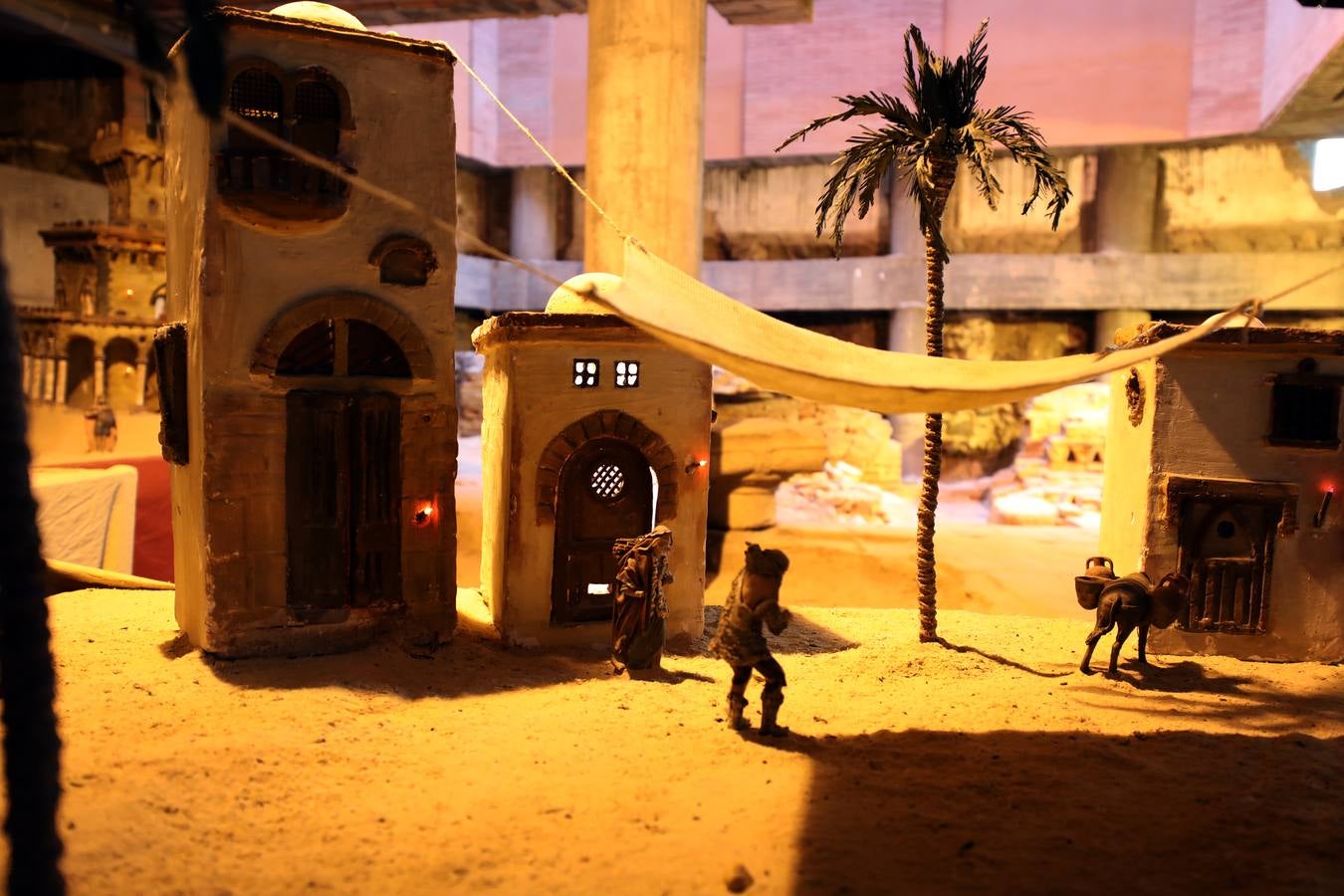 Hasta el próximo 6 de enero se puede visitar, en el Centro Cultural Alcazaba, el Belén Municipal que ha realizado, como todos los años, la asociación Belenistas de Mérida. Se inauguró ayer de forma oficial por su presidente, Ángel de las Heras, acto al que asistieron los concejales Carmen Yáñez, Pedro Blas Vadillo y Ana Aragoneses. El Belén se podrá visitar de lunes a viernes de 8 a 15 horas y de 17 a 20 horas. También los sábados, domingos y festivos, en horario de 17.30 a 20.30 horas. Consta de 240 figuras distribuidas en unos 170 metros cuadrados y está lleno de detalles y de escenas muy cuidadas.