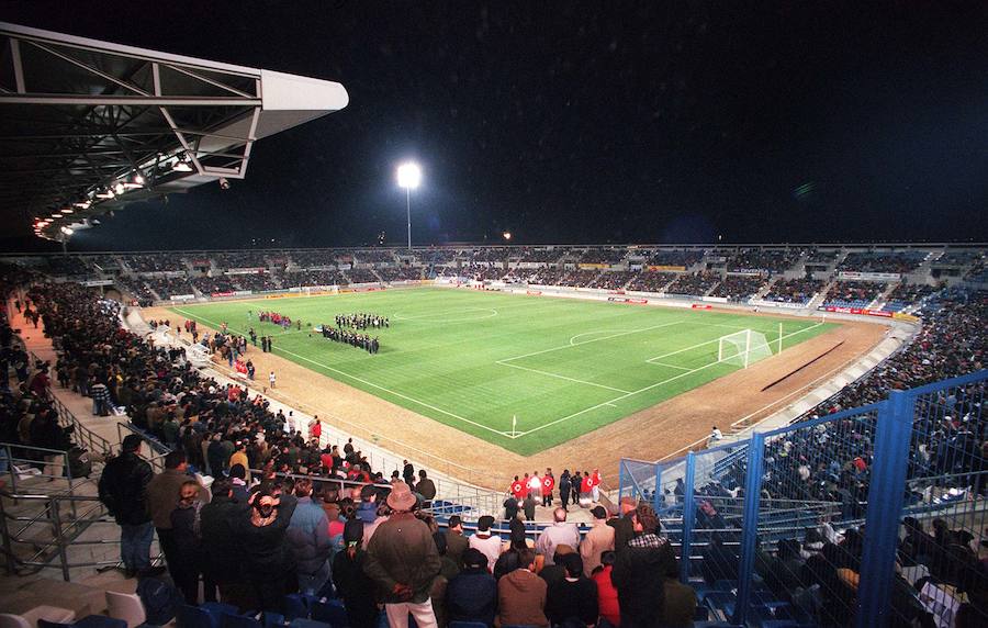 Lleno en el día de la inauguración con el CF Extremadura, el 2 de diciembre de 1998.:HOY