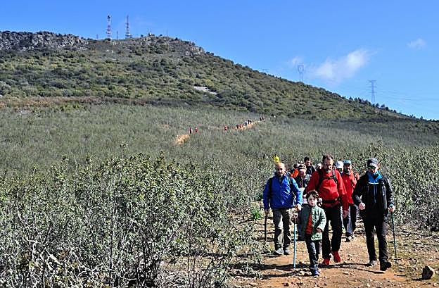 Ruta de las Mariposas, con el pico Miravete al fondo. :: E. G. R.