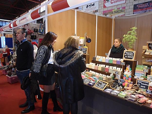 El público visita los productos de los stands de la edición de Expobarros del pasado año. :: A. ORTIZ