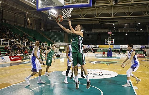 El pívot titular del Cáceres cumplirá ante el Bilbao su partido número 200 en LEB Oro. :: ARMANDO MÉNDEZ