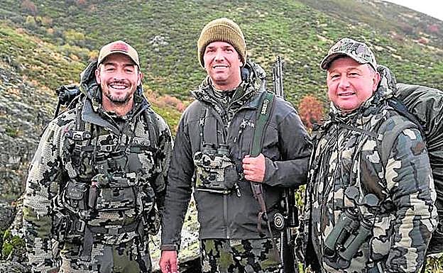 Donald Trump Jr., en el centro, junto a dos acompañantes en su estancia en la Sierra de Gredos . :: ABC 