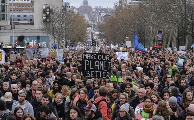 Miles de personas protestan contra el cambio climático en las calles de Bruselas.