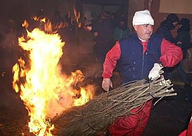 Imagen secundaria 1 - Un puente para vibrar con la tradición, regresar al medievo y disfrutar de los sabores del ibérico