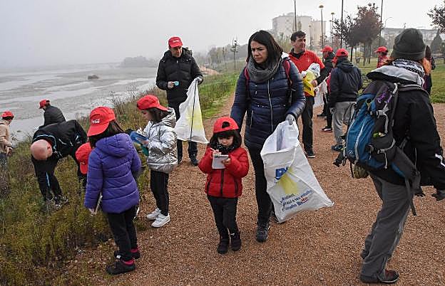 Varias familias participando ayer en la recogida de basuras. :: casimiro moreno