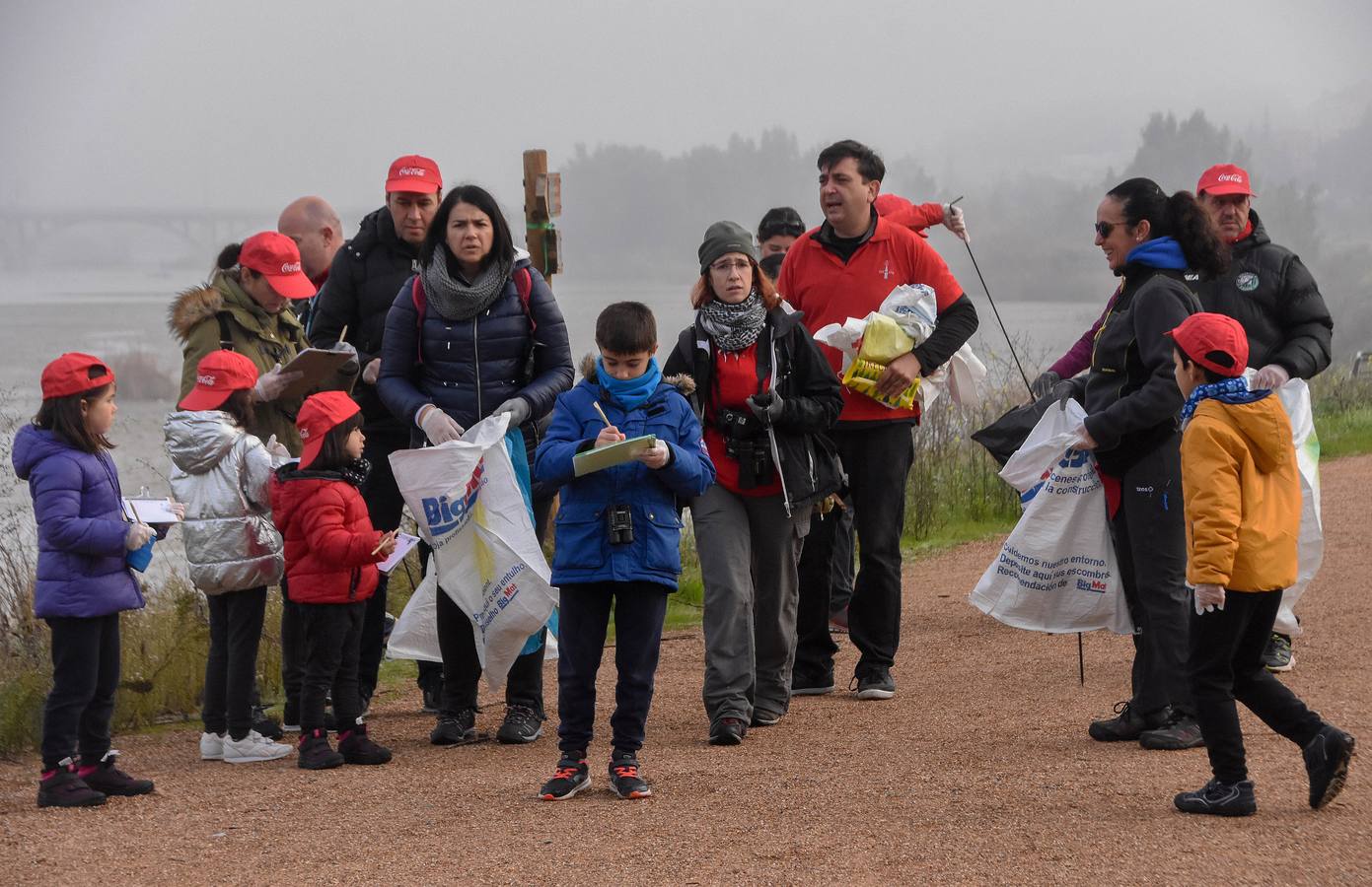 La Consejería de Media Ambiente organizó ayer una jornada con 200 voluntarios que limpiaron las orillas del río a su paso por Badajoz. Los participantes en esta acción se encontraron botellas de alcohol y envases de plástico bajo el puente Real. Los recogieron y dejaron la zona completamente despejada.