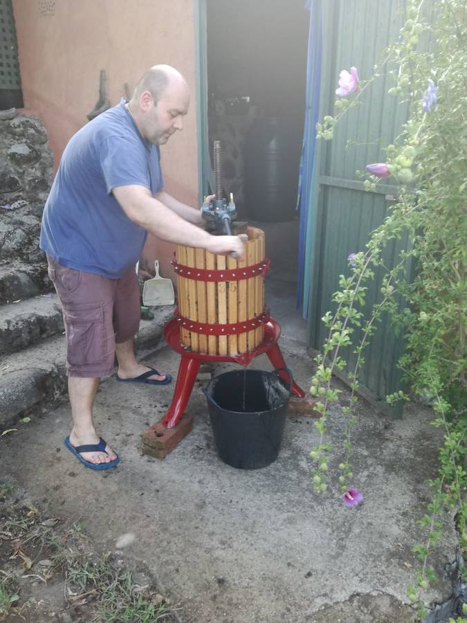 La Asociación de Pitarreros de la Vera explica cómo producir buenos caldos artesanales