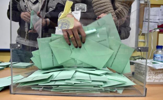 Recogida de papeletas de una de las urnas del municipio almeriense de El Ejido. 