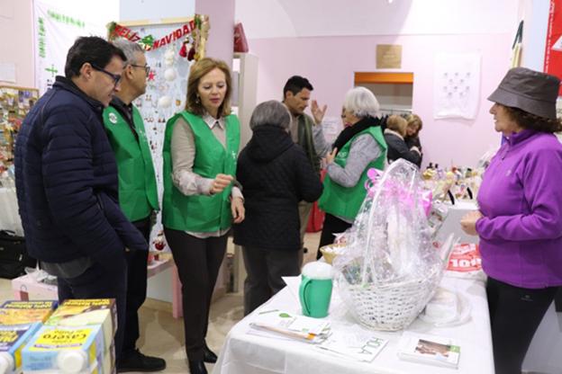 El alcalde durante su visita al mercadillo. :: f. h.