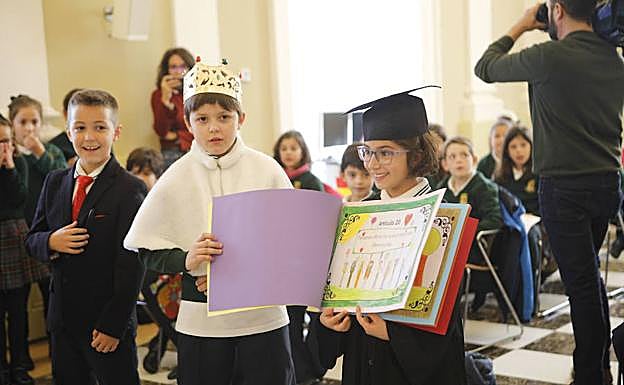Alumnos que intervinieron en el salón de plenos.