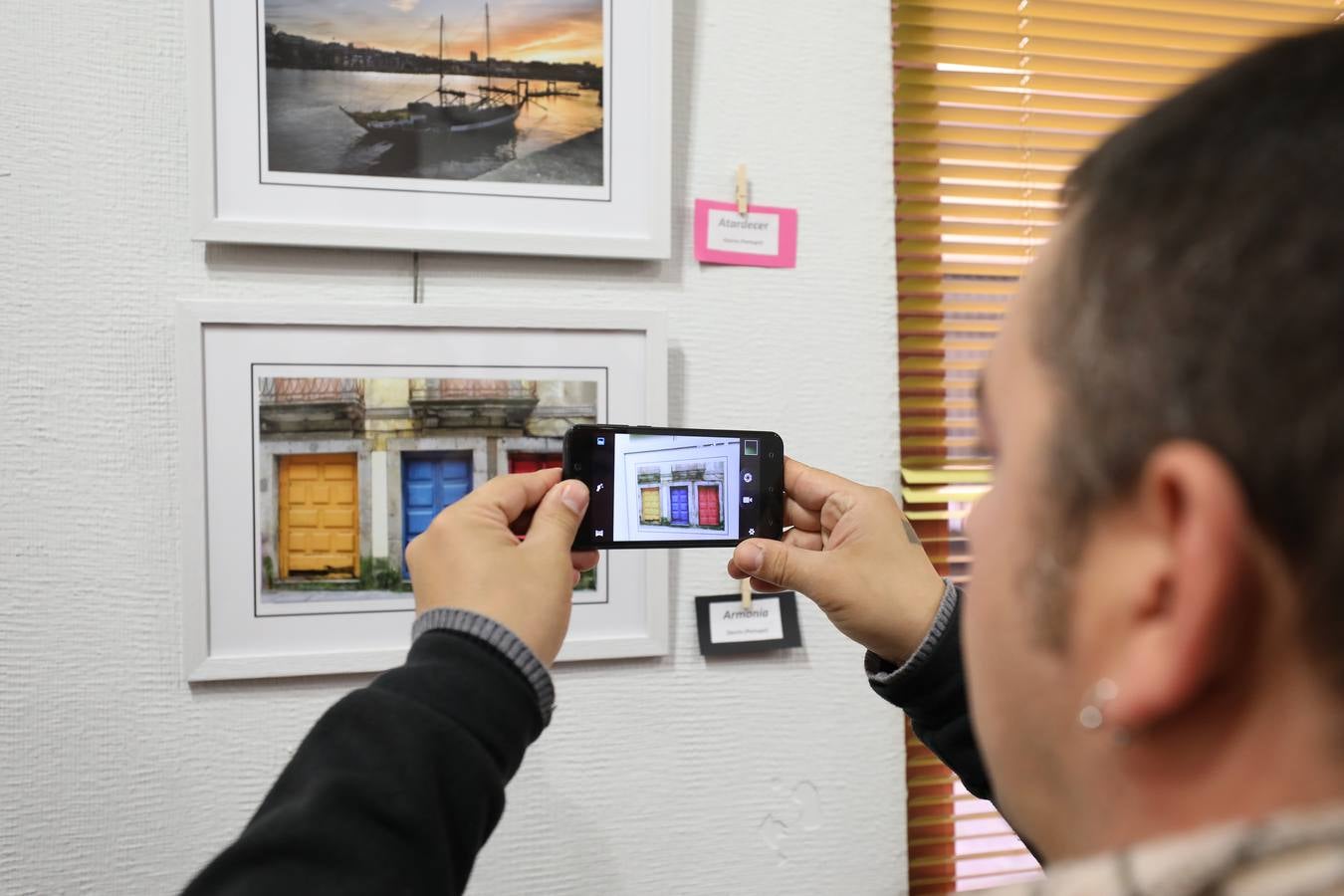 El Centro Cultural 'Santo Domingo' de la Fundación CB en Mérida alberga desde el lunes, 3 de diciembre, la exposición 'La sonrisa de los colores', de Javier Rodríguez Rubio. La muestra, que se puede visitar hasta el próximo día 30, se desarrolla a favor de la Asociación Española Contra el Cáncer (AECC). El horario de la exposición es de lunes a sábado, en horario de 10:00 a 13:30 horas y de 18:00 a 21:00 horas. Mientras, los domingos permanecerá abierta de 10:00 a 13:30 horas.