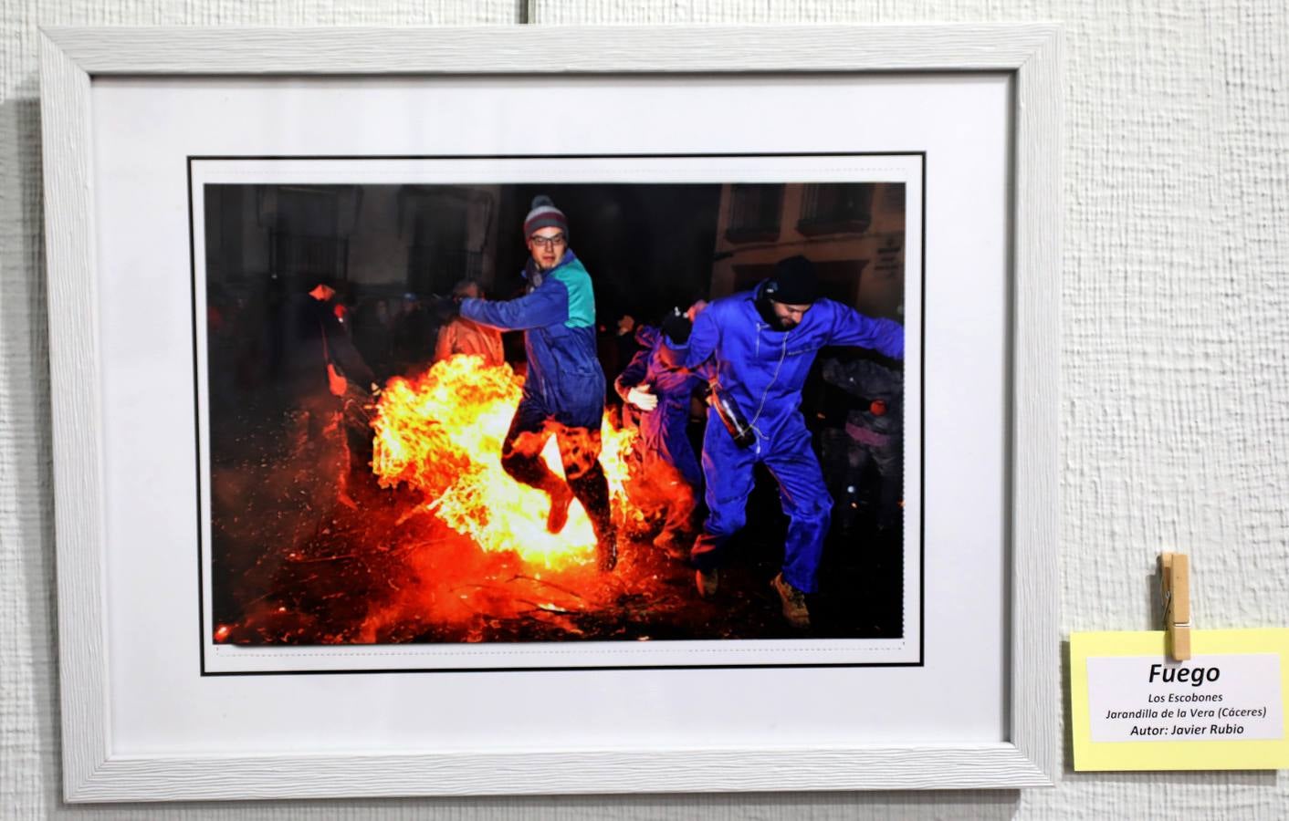 El Centro Cultural 'Santo Domingo' de la Fundación CB en Mérida alberga desde el lunes, 3 de diciembre, la exposición 'La sonrisa de los colores', de Javier Rodríguez Rubio. La muestra, que se puede visitar hasta el próximo día 30, se desarrolla a favor de la Asociación Española Contra el Cáncer (AECC). El horario de la exposición es de lunes a sábado, en horario de 10:00 a 13:30 horas y de 18:00 a 21:00 horas. Mientras, los domingos permanecerá abierta de 10:00 a 13:30 horas.