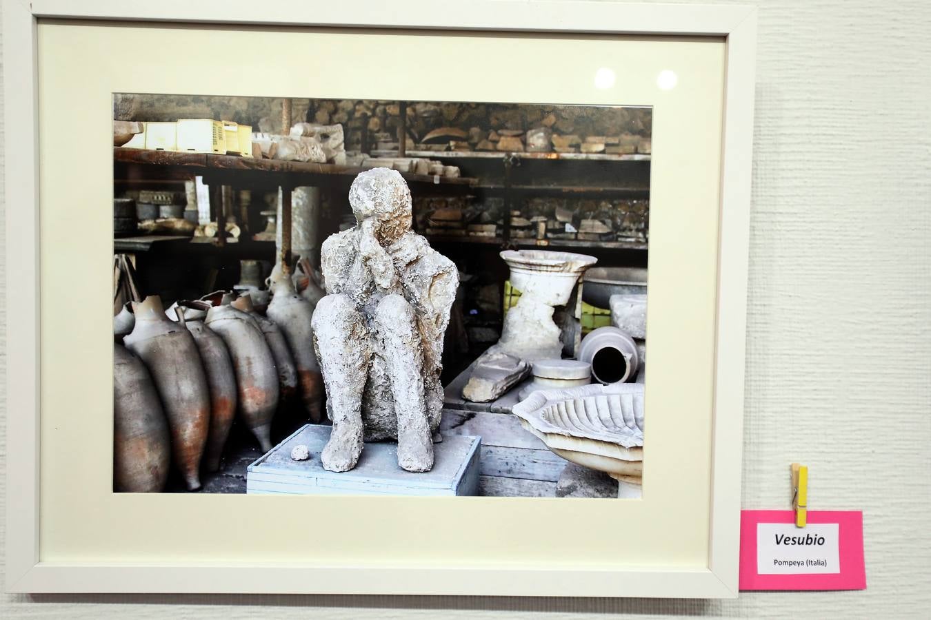 El Centro Cultural 'Santo Domingo' de la Fundación CB en Mérida alberga desde el lunes, 3 de diciembre, la exposición 'La sonrisa de los colores', de Javier Rodríguez Rubio. La muestra, que se puede visitar hasta el próximo día 30, se desarrolla a favor de la Asociación Española Contra el Cáncer (AECC). El horario de la exposición es de lunes a sábado, en horario de 10:00 a 13:30 horas y de 18:00 a 21:00 horas. Mientras, los domingos permanecerá abierta de 10:00 a 13:30 horas.