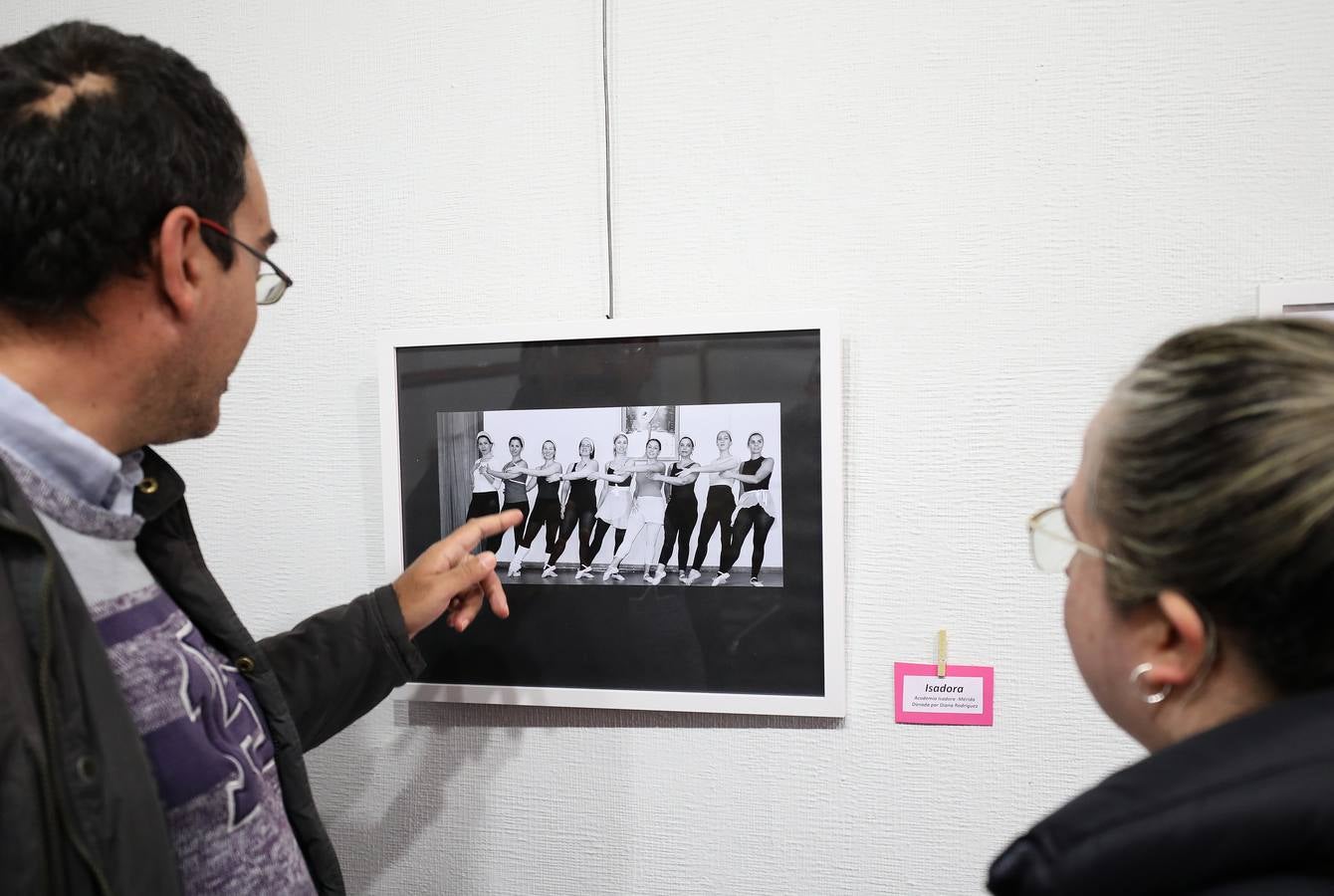 El Centro Cultural 'Santo Domingo' de la Fundación CB en Mérida alberga desde el lunes, 3 de diciembre, la exposición 'La sonrisa de los colores', de Javier Rodríguez Rubio. La muestra, que se puede visitar hasta el próximo día 30, se desarrolla a favor de la Asociación Española Contra el Cáncer (AECC). El horario de la exposición es de lunes a sábado, en horario de 10:00 a 13:30 horas y de 18:00 a 21:00 horas. Mientras, los domingos permanecerá abierta de 10:00 a 13:30 horas.