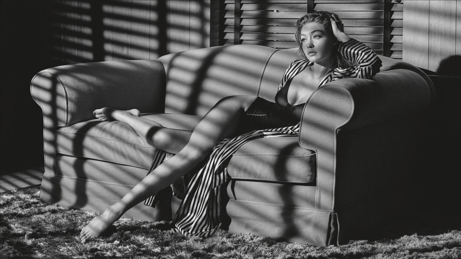 La modelo estadounidense Gigi Hadid mientras posa para el calendario Pirelli.