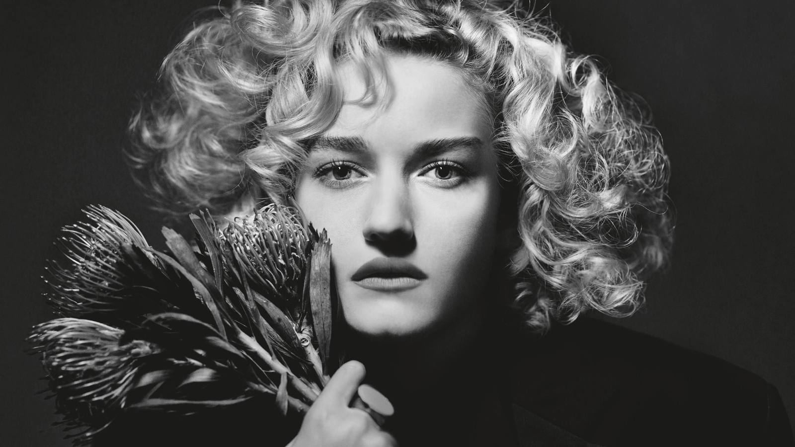 La actriz estadounidense Julia Garner mientras posa para el fotógrafo escocés Albert Watson 