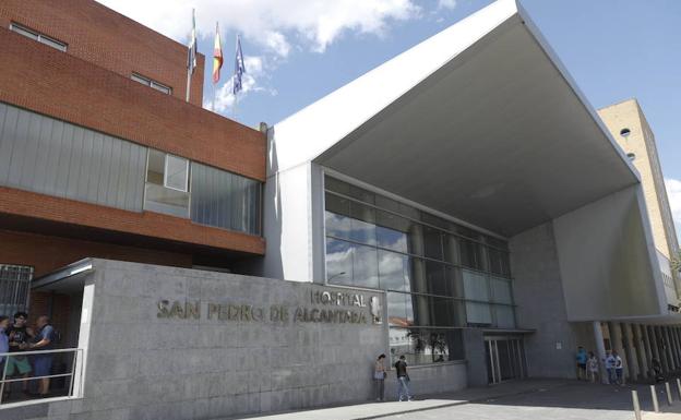 Califican de «injusta» la decisión de expedientar al traumatólogo en Cáceres