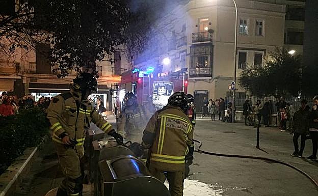 Arden los contenedores de la plaza de San Francisco de Badajoz