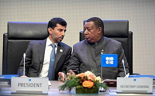 Suhail Mohammed Al Mazrouei (izquierda), ministro de Energía de Emiratos Árabes Unidos y presidente de la Conferencia de la OPEP, conversa con el secretario general de la OPEP, Mohammed Barkidoprior (derecha).
