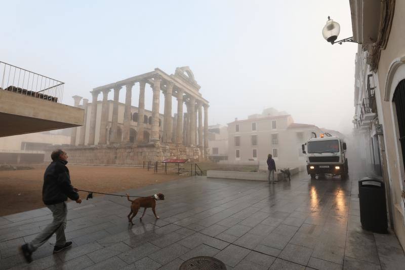 Mérida amanece con niebla en el Día de la Constitución