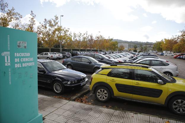 Aparcamiento lleno de coches en el campus de Cáceres. :: armando méndez