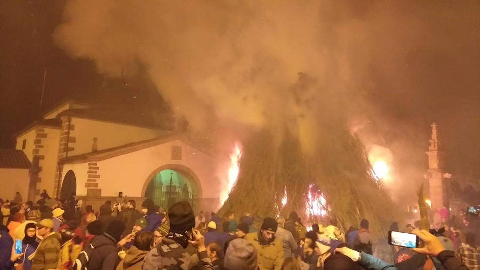 Las hogueras distribuidas por el casco urbano de la localidad surten de llamas a cerca de 15.000 personas en una noche fría