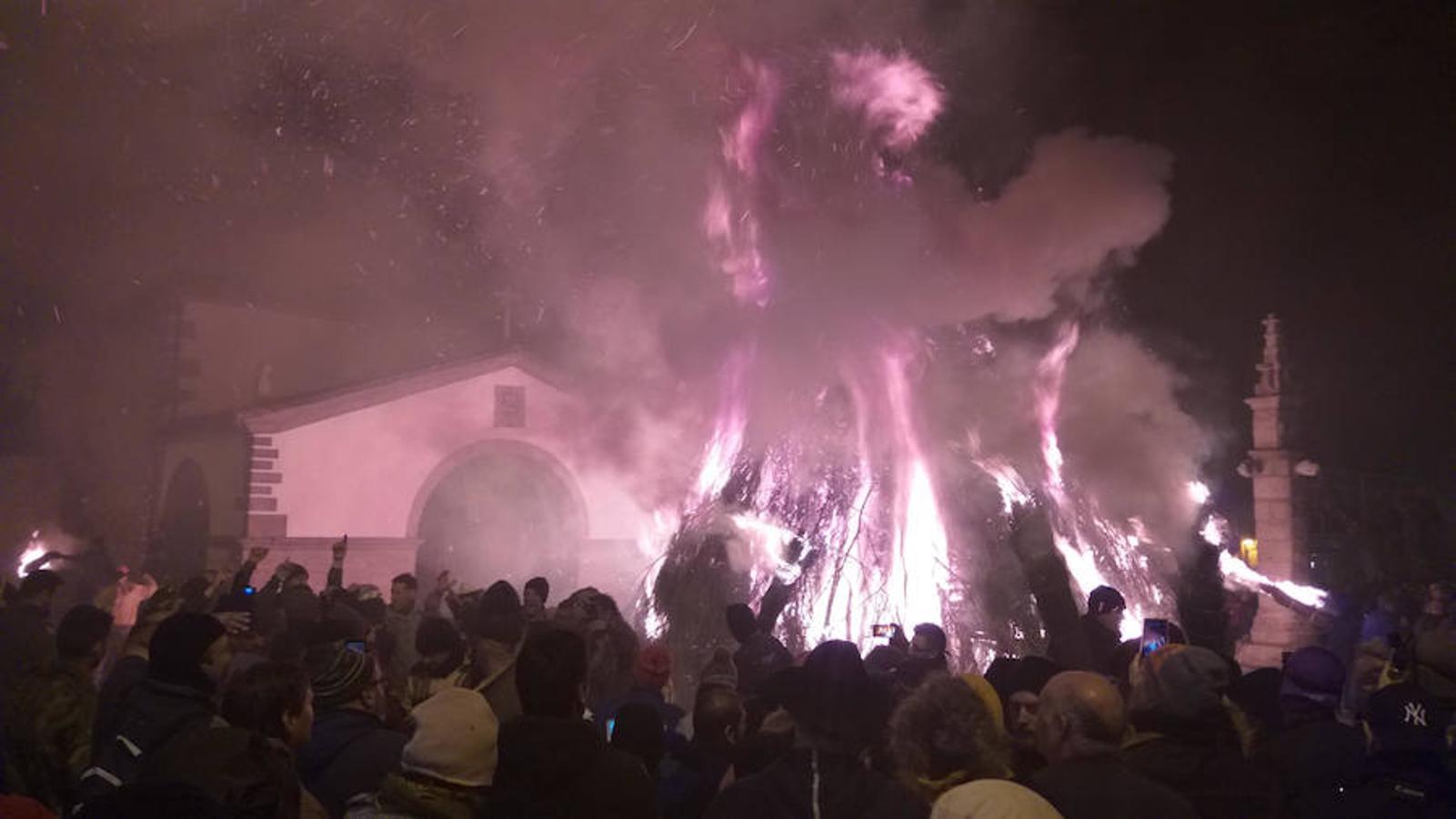 Las hogueras distribuidas por el casco urbano de la localidad surten de llamas a cerca de 15.000 personas en una noche fría