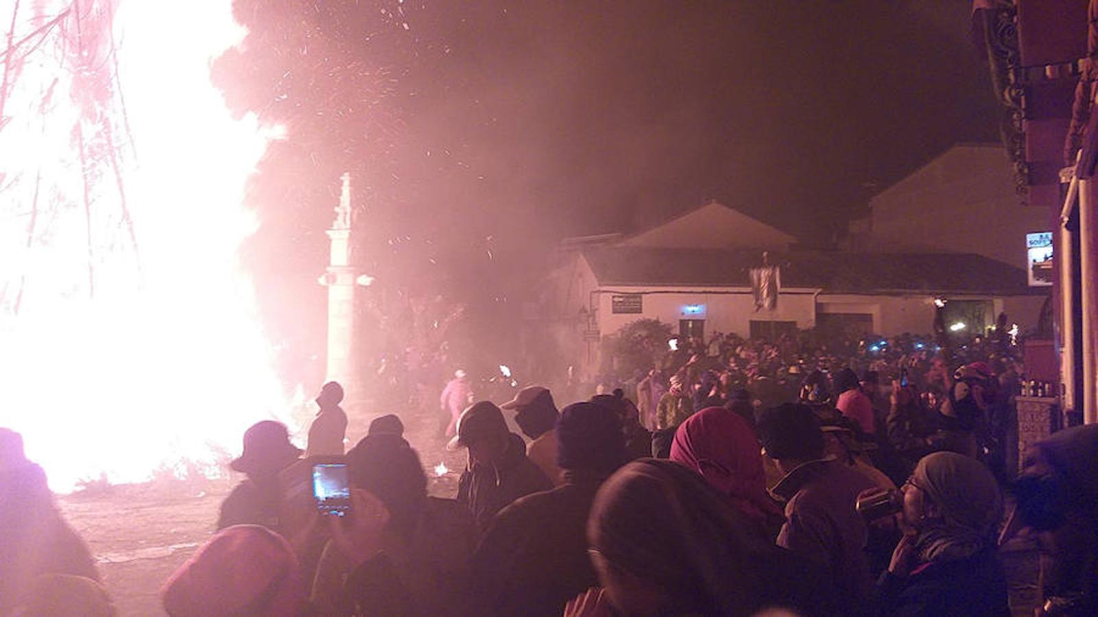 Las hogueras distribuidas por el casco urbano de la localidad surten de llamas a cerca de 15.000 personas en una noche fría