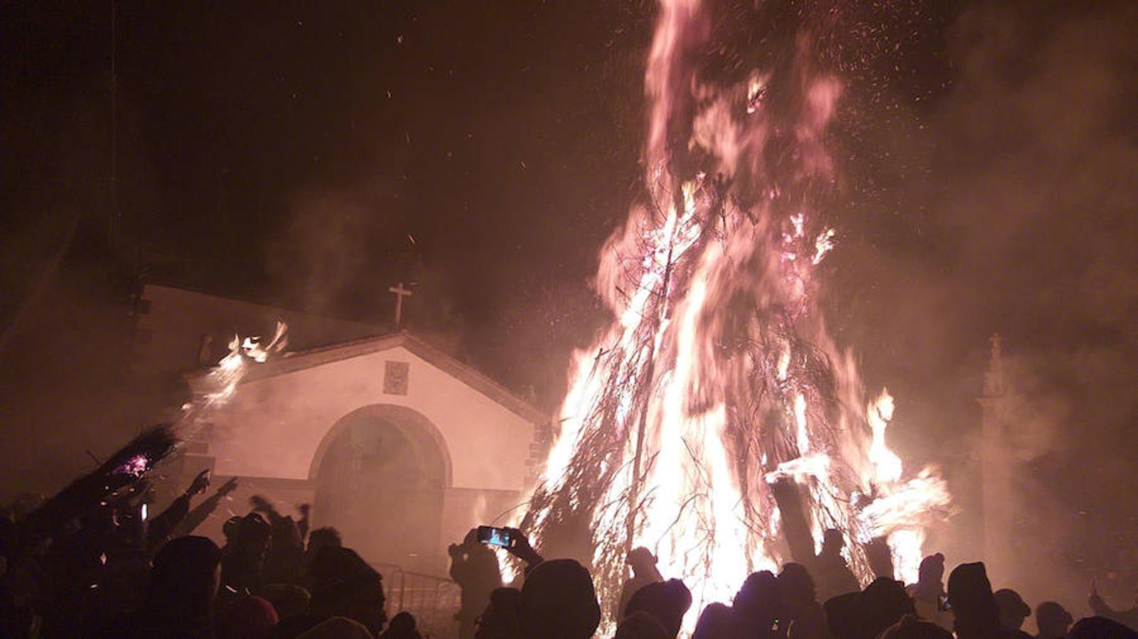 Las hogueras distribuidas por el casco urbano de la localidad surten de llamas a cerca de 15.000 personas en una noche fría