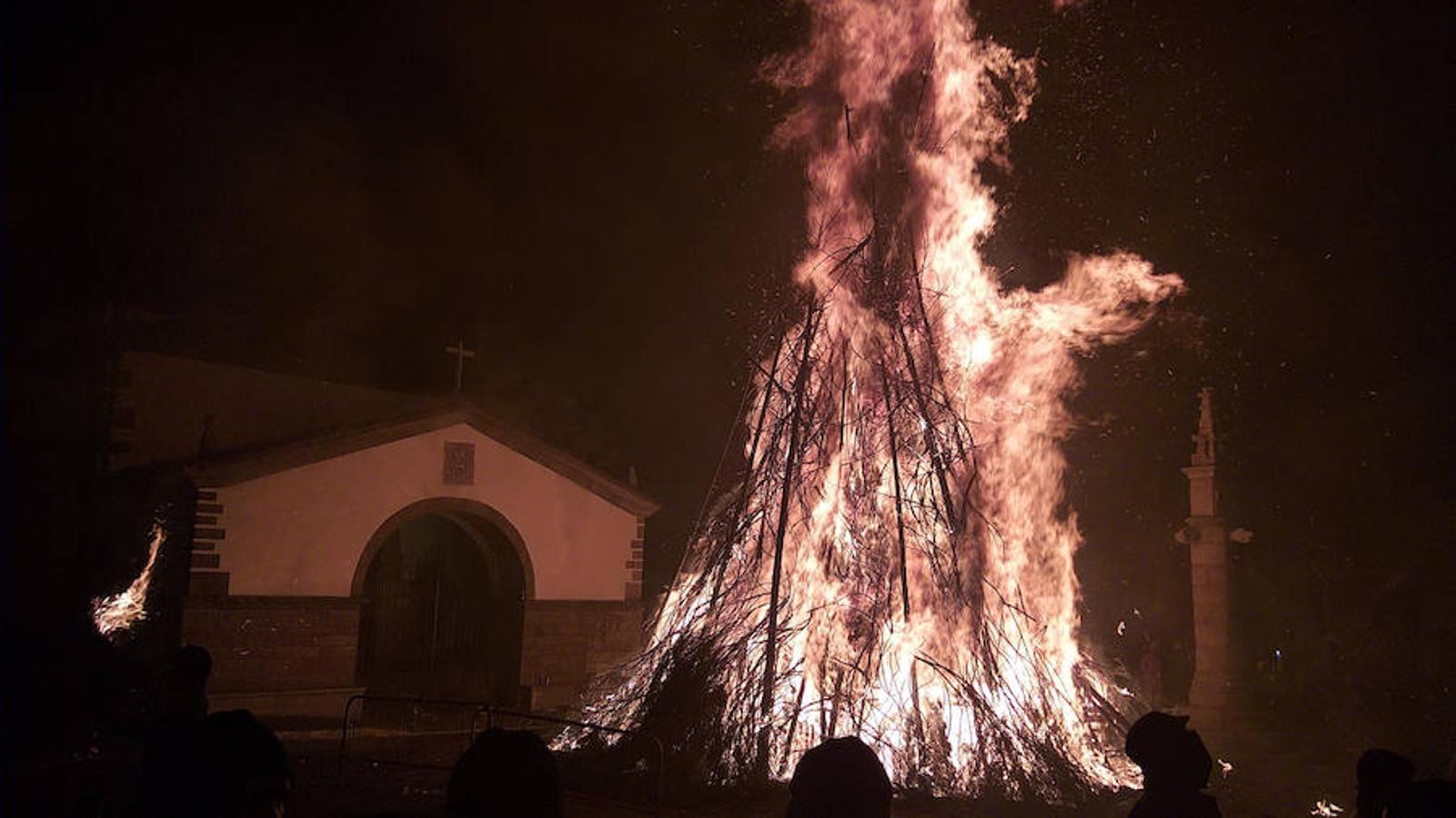 Las hogueras distribuidas por el casco urbano de la localidad surten de llamas a cerca de 15.000 personas en una noche fría