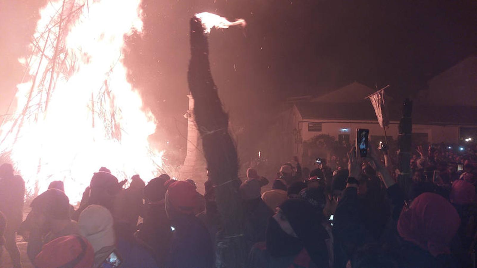 Las hogueras distribuidas por el casco urbano de la localidad surten de llamas a cerca de 15.000 personas en una noche fría