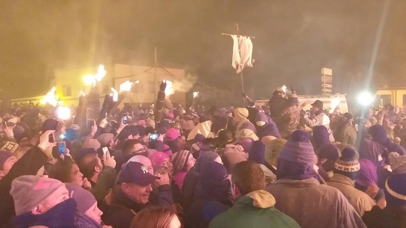 Las hogueras distribuidas por el casco urbano de la localidad surten de llamas a cerca de 15.000 personas en una noche fría