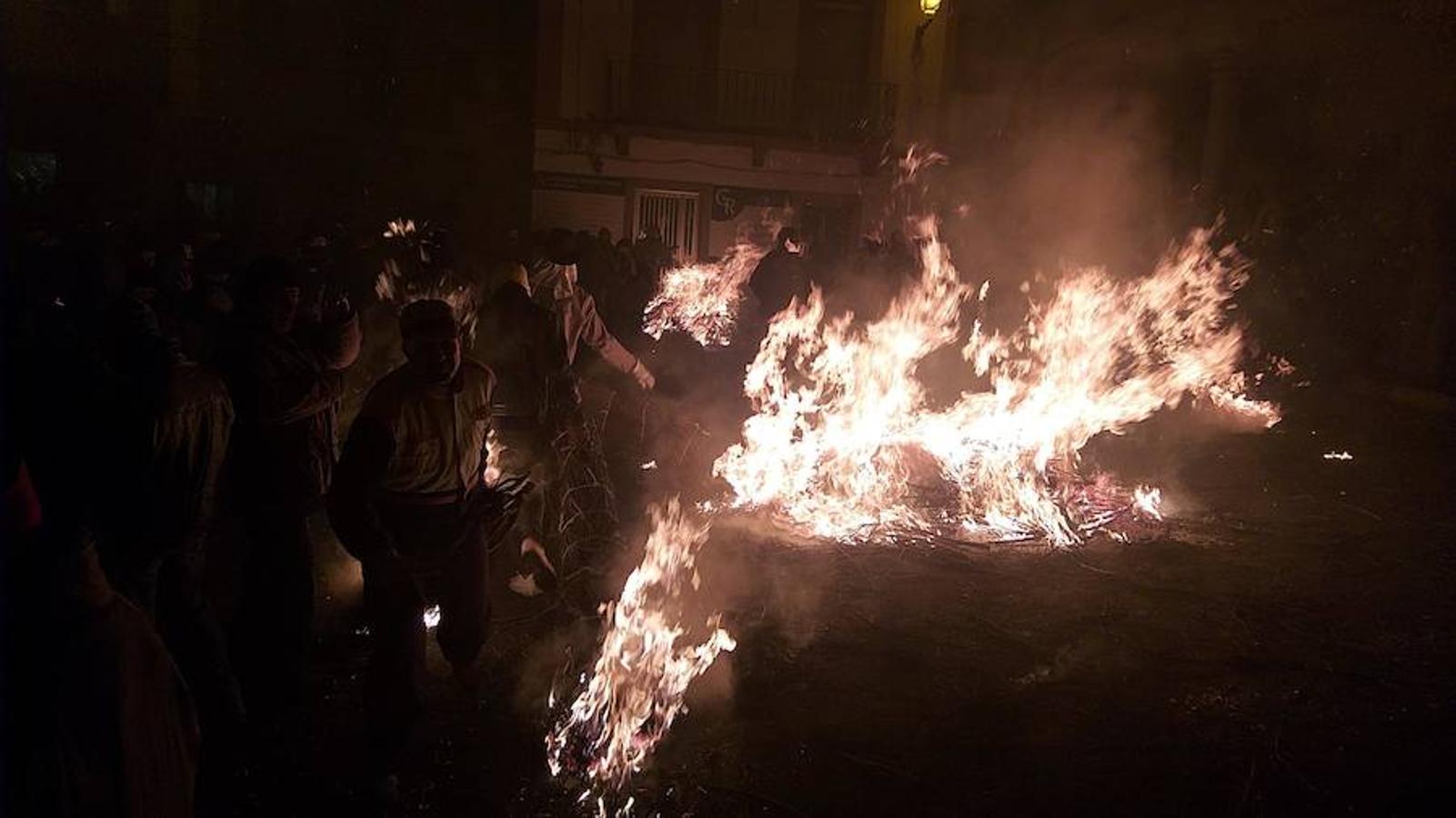 Las hogueras distribuidas por el casco urbano de la localidad surten de llamas a cerca de 15.000 personas en una noche fría