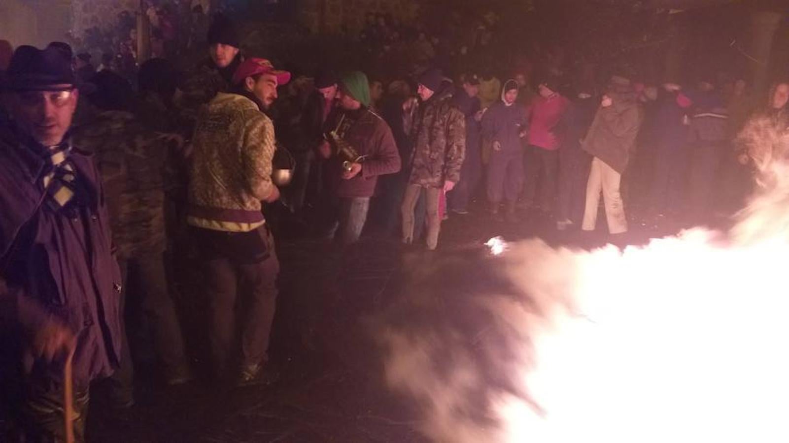 Las hogueras distribuidas por el casco urbano de la localidad surten de llamas a cerca de 15.000 personas en una noche fría