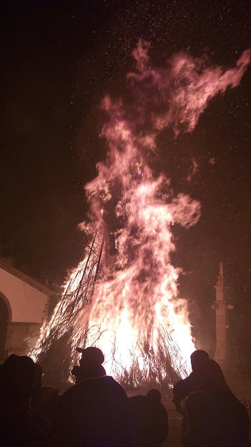 Las hogueras distribuidas por el casco urbano de la localidad surten de llamas a cerca de 15.000 personas en una noche fría