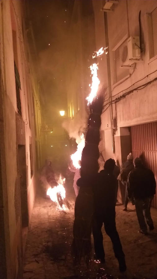 Las hogueras distribuidas por el casco urbano de la localidad surten de llamas a cerca de 15.000 personas en una noche fría