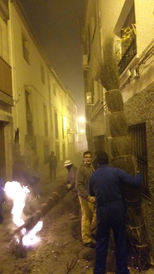 Las hogueras distribuidas por el casco urbano de la localidad surten de llamas a cerca de 15.000 personas en una noche fría