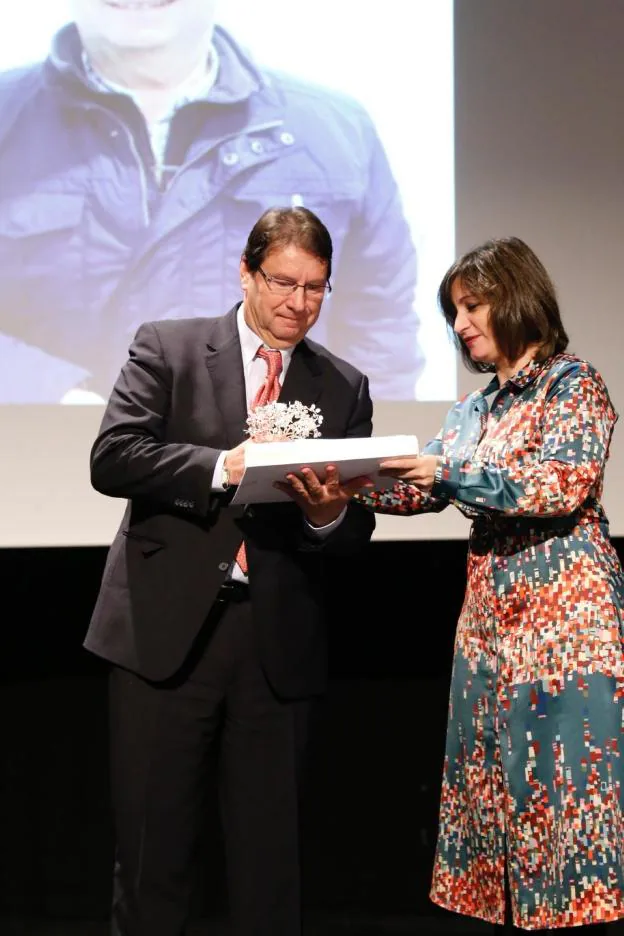 Antonio Mulas recibió el premio de manos de la alcaldesa de Navalmoral de la Mata, Raquel Medina. :: g. c.