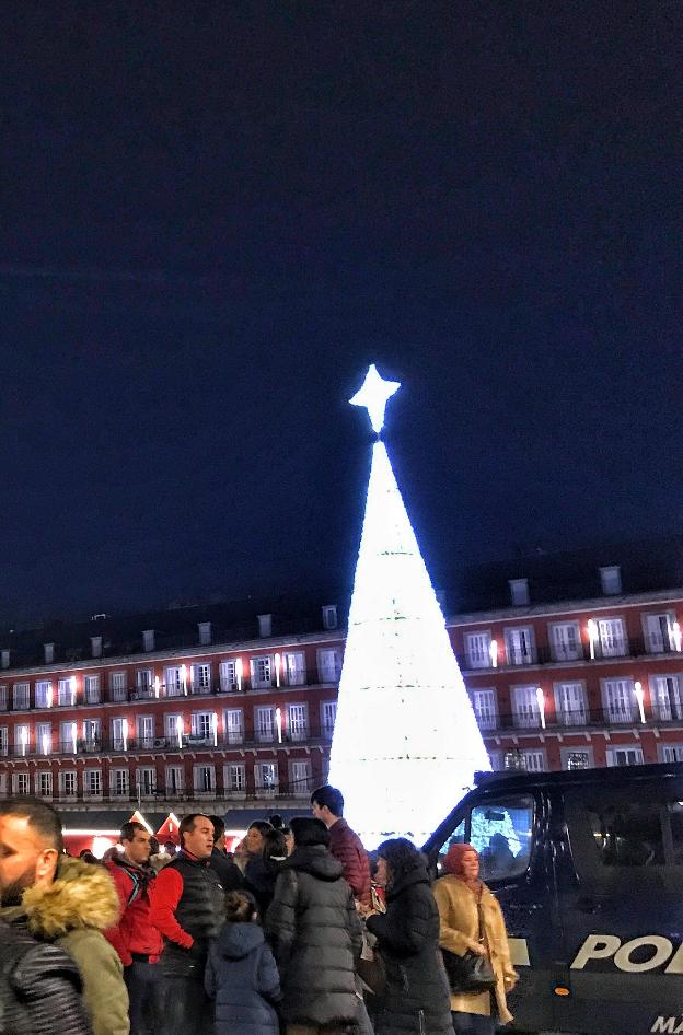 Cucurucho navideño en la plaza Mayor de Madrid. :: E. R.