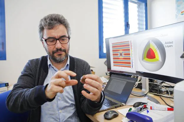 El catedrático Luis Landesa explicando cómo se pueden invisibilizar objetos a partir del estudio realizado en la UEx. :: armando méndez