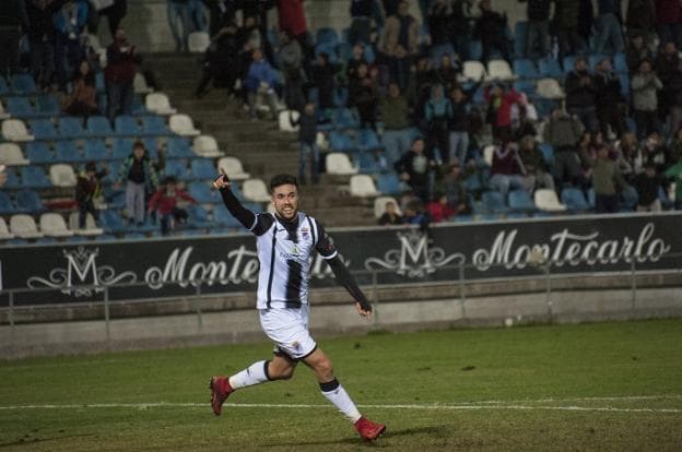 Éder Díez celebra el tanto marcado al Don Benito. :: pakopí