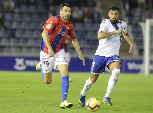 Enric Gallego disputa un balón en el choque de ayer ante el Tenerife. :: opta