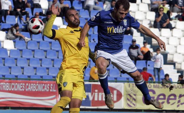 Espín salta para contactar con el balón ante el Melilla.