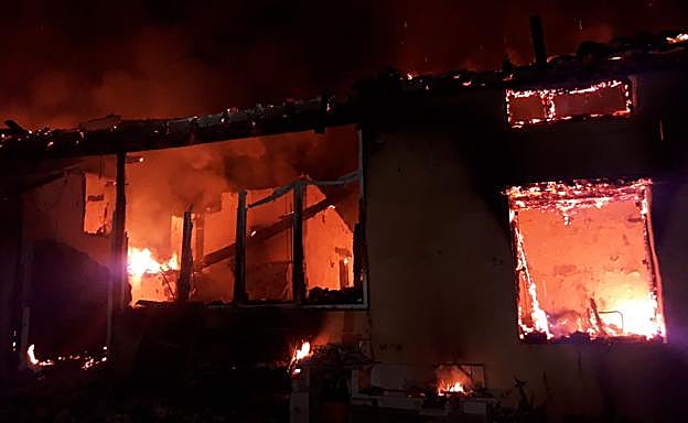 Imagen de las llamas devorando la vivienda de Valverde de la Vera.